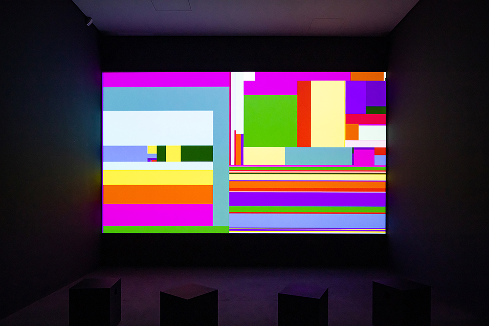Installationsansicht Rafaël Rozendaal. Color, Code, Communication (in Zusammenarbeit mit Danny Wolfers) Polychrome Music #7, 2022