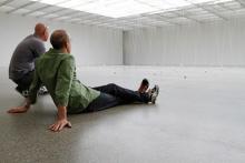 William Forsythe (re.) und Christian Schubert (li.) vor der Installation Nowhere and Everywhere at the Same Time No. 2, 2013