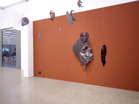 Ausstellungsansicht Grow It, Show It! mit einer Arbeit von Mobolaji Ogunrosoye