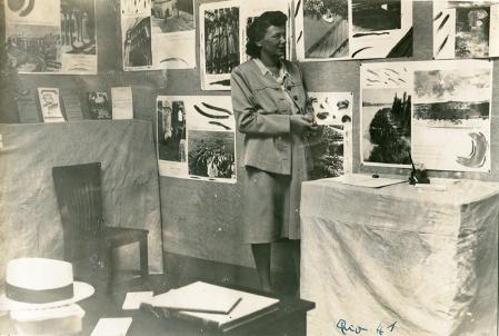 Autor:in unbekannt, Germaine Krull in ihrer Ausstellung, Rio de Janeiro, 1941 &copy; Nachlass Germaine Krull, Museum Folkwang