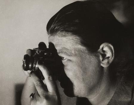 Autor:in unbekannt: Germaine Krull mit Contax, um 1932 © Nachlass Germaine Krull, Museum Folkwang, Essen