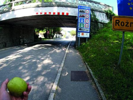 Ferdinand Waas, An apple a day (Videostill), 2025