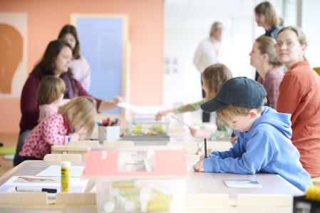 M WIE MITMACHEN! Workshops in der Ausstellung L IS FOR LOOK, Museum Folkwang, Foto: Florian Wagner, Museum Folkwang, 2026 