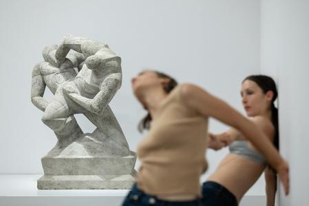 Anne Teresa De Keersmaeker, Rosas, Y, Nina Godderis und Synne Elve Enoksenn vor Rudolf Belling Mensch (Kain und Abel), 1918, Foto: Katja Illner / Ruhrtriennale