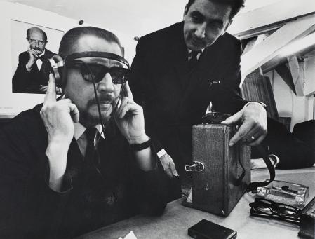 Anonym, Tonaufnahmen mit Otto Steinert, Seminarraum der Folkwangschule für Gestaltung, Essen-Werden, 1966 © Museum Folkwang