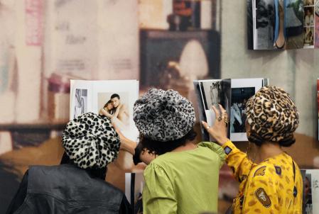 Grow It! Show It! Besucher:innen entdecken die Installation von REVISTA BALAM Foto: Museum Folkwang, Tanja Lamers, 2024