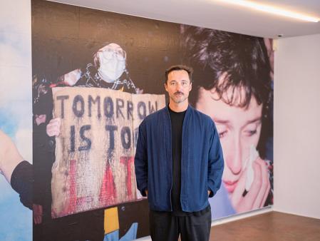Rafał Milach in der Ausstellung