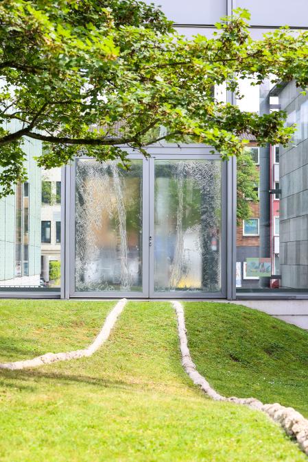 Pressebild Kate Newby, Good Sound, 2026, glass, produced at Ateliers Loire (Chartres), 118 x 228,6 cm; I&rsquo;m asking, 2026, concrete, oxide, found glass (Essen), 17,85 and 19,77 m; installation view &copy; Photo: Museum Folkwang, Courtesy of the Artist and Galerie Art : Concept