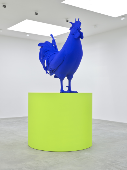 Katharina Fritsch Hahn und Podest, 2013/2019 Courtesy of Matthew Marks Gallery Foto: Ivo Faber&nbsp; &copy; VG Bild-Kunst, Bonn 2025