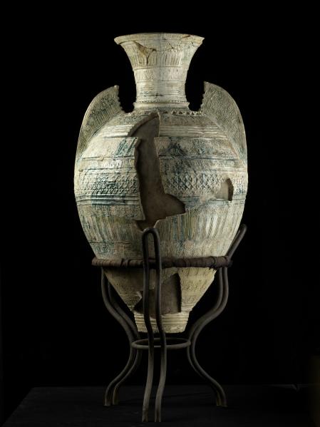 Vase (jarr&oacute;n, Fragment), 2. H&auml;lfte 12. Jh. &ndash; 1. H&auml;lfte 13. Jh, Sevilla, Irdenware, glasiert, Reliefverzierung mit Pr&auml;gestempel, 129 &times; 60 cm, Museum Folkwang, Essen &copy; Museum Folkwang, Essen / Hans Hansen, Hamburg