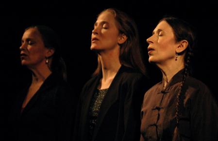 Meredith Monk mit Allison Sniffin und Katie Geissinger Photo by John Edward Mason