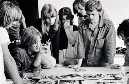 Petra Wittmar Universität Essen, Bildbesprechung mit Michael Schmidt (v.l.n.r. Andreas Gursky, André Grossmann, unkwon student, Uschi Blume, Achim Straub, M. Schmidt, Dieter Zinn), Juni 1980, 2019