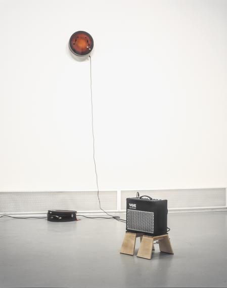 Sa&acirc;dane Afif Blue Time (Sunburst), 2004 Holz, Lack, Verst&auml;rker, Mikrofon, Kabel &Oslash; 35 mm &copy; Sa&acirc;dane Afif Foto: Archiv Museum Folkwang
