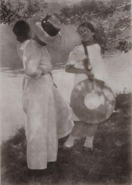 Heinrich Kühn, Miss Mary (Warner) mit Lotte und Edeltrude Kühn in Bad Burgstall, um 1917