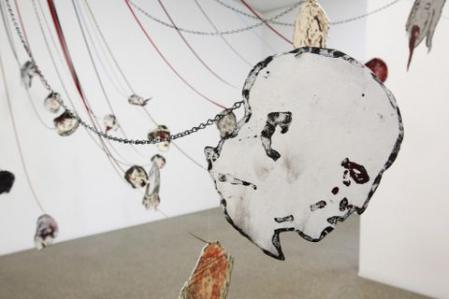 Nancy Spero, Ausstellungsansicht Museum Folkwang 2019 mit Maypole (Detail), 2008