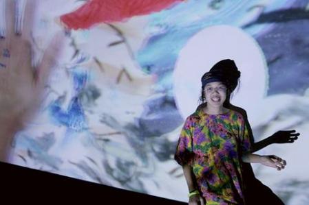 Trisha Baga vor der Installation ihrer Arbeit MS Orlando, 2015 im Museum Folkwang 2016