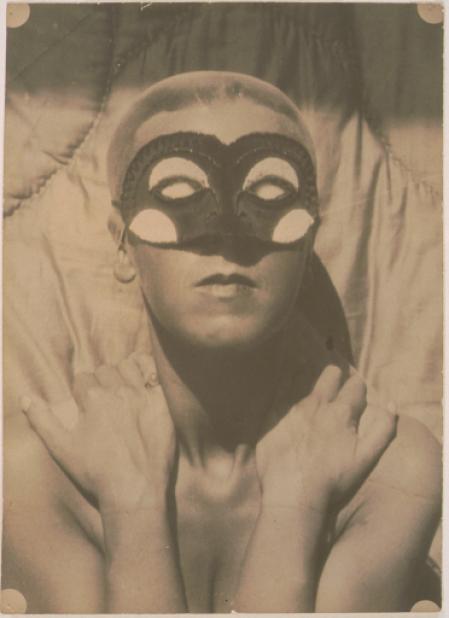 Claude Cahun, Selbstportrait (mit Opernmaske), 1928
