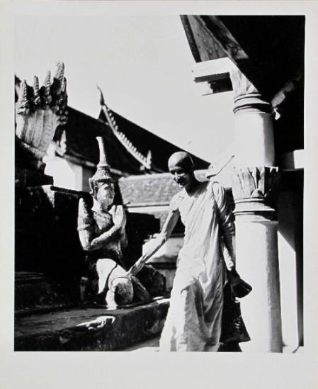 Germaine Krull: o. T. (Thailand, Mönch in Phitsanulok)