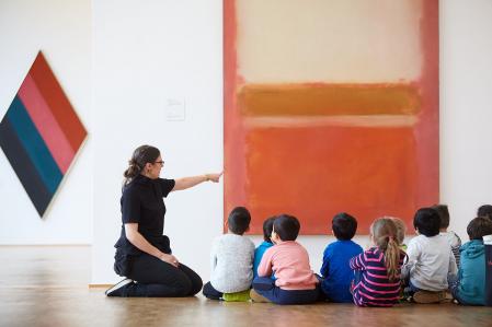 Kinder vor Mark Rothkos White, Pink and Mustard