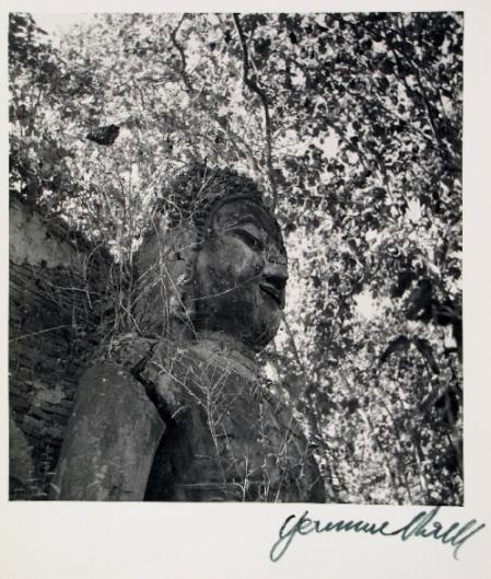 Germaine Krull Nord-Siam. Buda-Statue im Wald (XII.) in Chiengsen (Thailand), 1958