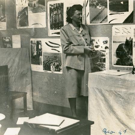 Autor:in unbekannt, Germaine Krull in ihrer Ausstellung, Rio de Janeiro, 1941 &copy; Nachlass Germaine Krull, Museum Folkwang