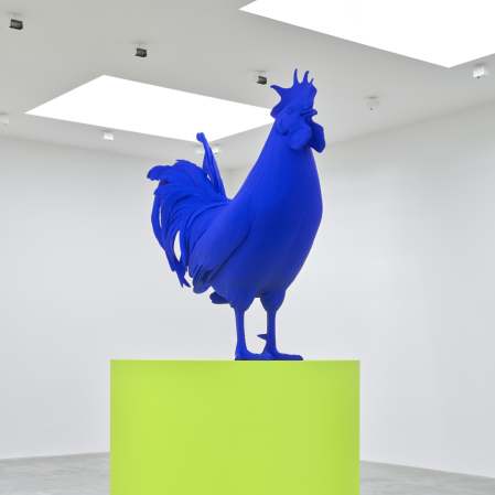 Katharina Fritsch Hahn und Podest, 2013/2019 Courtesy of Matthew Marks Gallery Foto: Ivo Faber&nbsp; &copy; VG Bild-Kunst, Bonn 2025