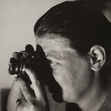Autor:in unbekannt: Germaine Krull mit Contax, um 1932 © Nachlass Germaine Krull, Museum Folkwang, Essen