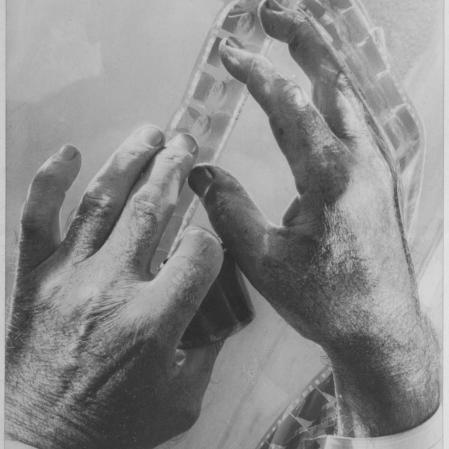 Helmar Lerski, Hände eines Filmregisseurs (Lerski), aus der Reihe: Menschliche Hände, 1930–44