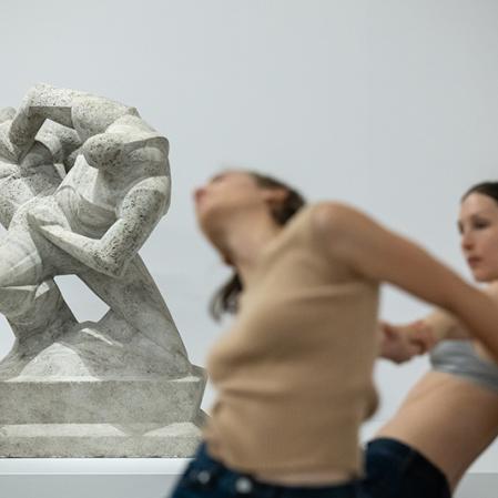 Anne Teresa De Keersmaeker, Rosas, Y, Nina Godderis und Synne Elve Enoksenn vor Rudolf Belling Mensch (Kain und Abel), 1918, Foto: Katja Illner / Ruhrtriennale