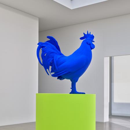 Katharina Fritsch, Hahn und Podest, 2013/2019 Polyester, Stahl, Farbe, 375 x 200 x 200 cm, Courtesy of Matthew Marks Gallery, Foto: Ivo Faber&nbsp; &copy; VG Bild-Kunst, Bonn 2026, Museum Folkwang, Essen