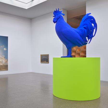 Sammlungspr&auml;sentation mit Katharina Fritsch: Hahn und Podest, 2013/2019 &copy; VG Bild-Kunst, Bonn 2026, Foto: Ivo Faber&nbsp;